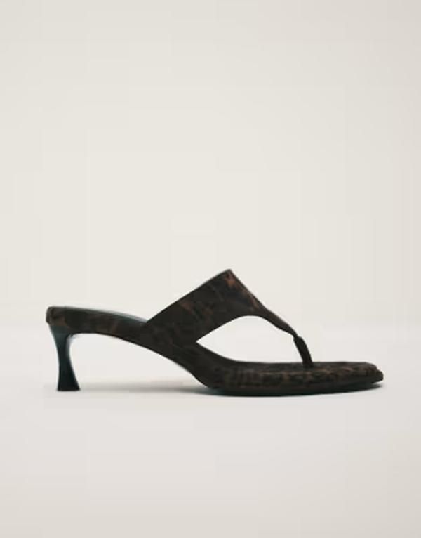 エイソス レディース シューズ サンダル ヒール ASOS DESIGN Horizon chunky flip flop kitten heel sandals in leopard アニマル 13,305円