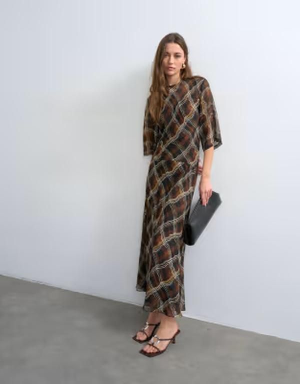 トップショップ レディース トップス ワンピース シフォン プリント Tシャツ マキシ Topshop curved waistband chiffon Tshirt maxi dress warped check print BROWN ブラウン
