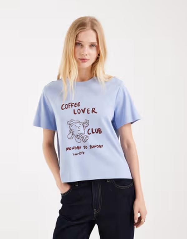 ヴェロモーダ レディース トップス Tシャツ グラフィック Vero Moda oversized boxy tshirt with coffee lover graphic in soft Brunnera blue ブルー