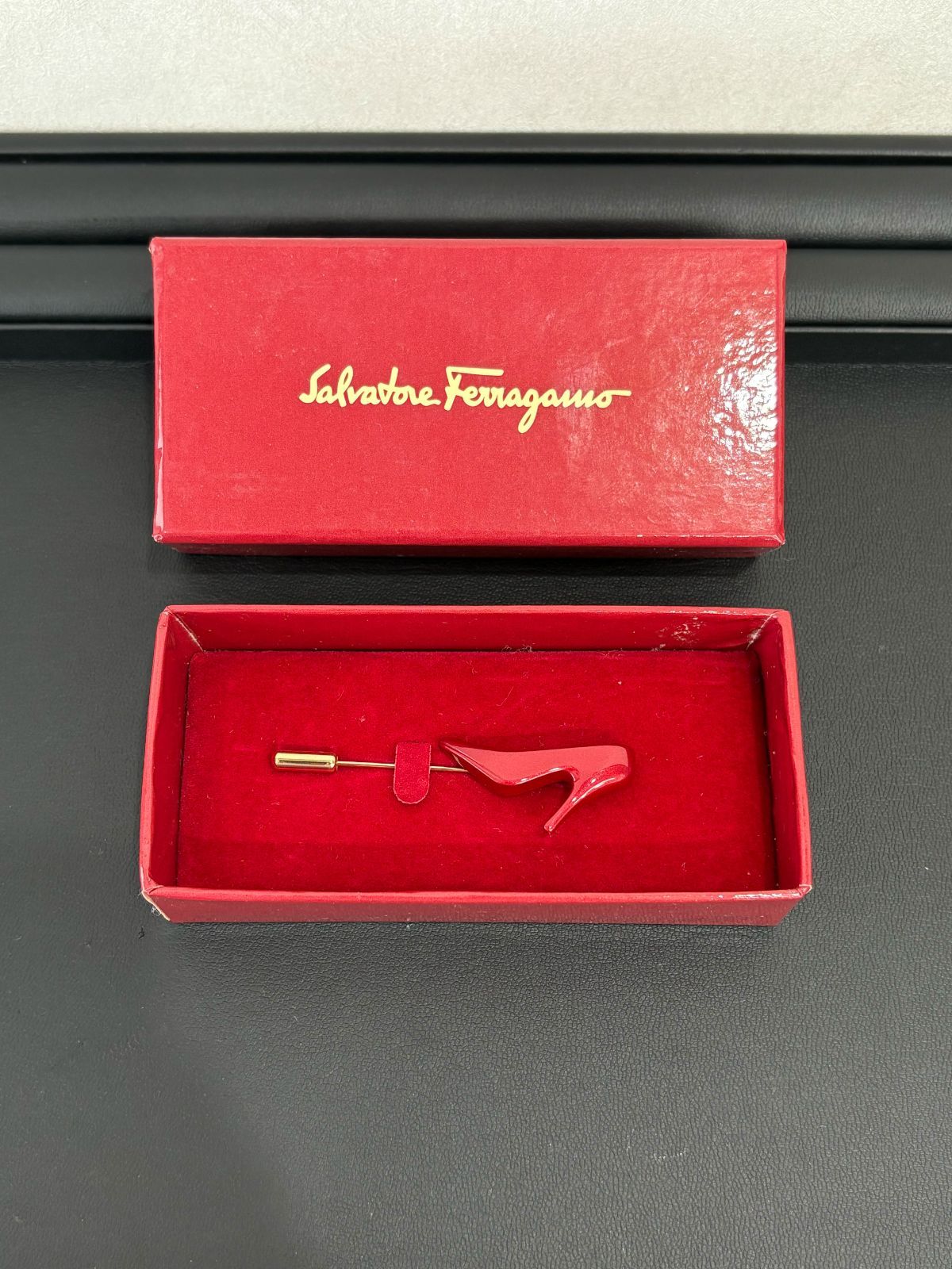 Farragamo VINTAGE ITALY製 パンプスデザイン ピンブローチ フェラガモ ピンブローチ ヒールモチーフ レッド 小物 アクセサリー