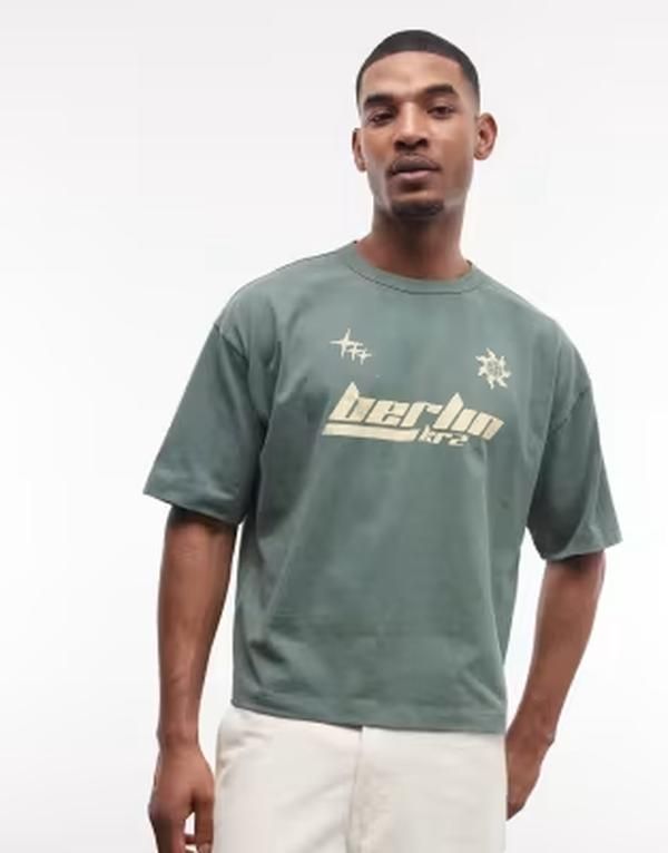 エイソス メンズ トップス Tシャツ グラフィック ASOS DESIGN heavyweight boxy oversized tshirt with Berlin graphic wash Duck green グリーン
