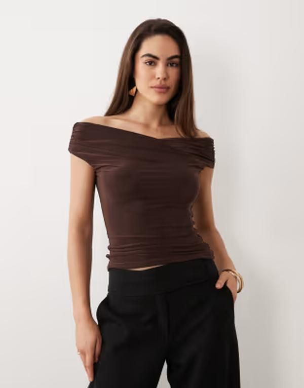 エイソス レディース トップス シャツ ギャザー ASOS DESIGN softouch ruched shoulder grazer top in chocolate チョコレート