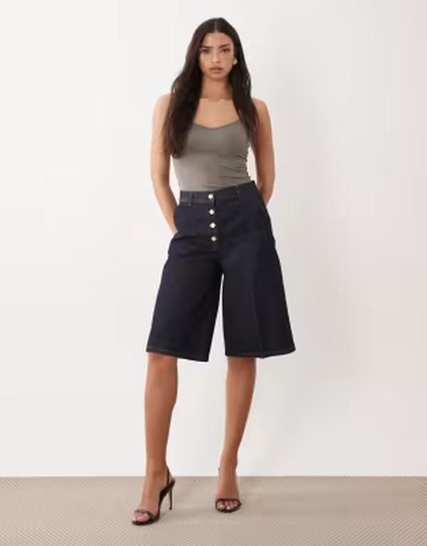 エイソス レディース ボトムス ハーフパンツ・ショーツ ワイドレッグ ショートパンツ デニム ASOS DESIGN wide leg denim bermuda shorts with goldtone buttons blue ブルー