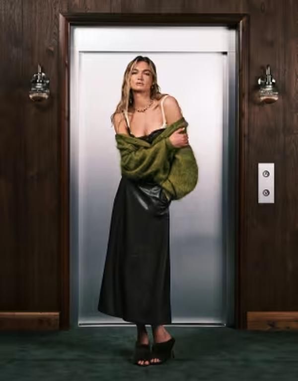 ヴェロモーダ レディース ボトムスカート ミディ レザー フェイクレザー Vero Moda faux leather seam detailing full midi skirt in chocolate torte チョコレート