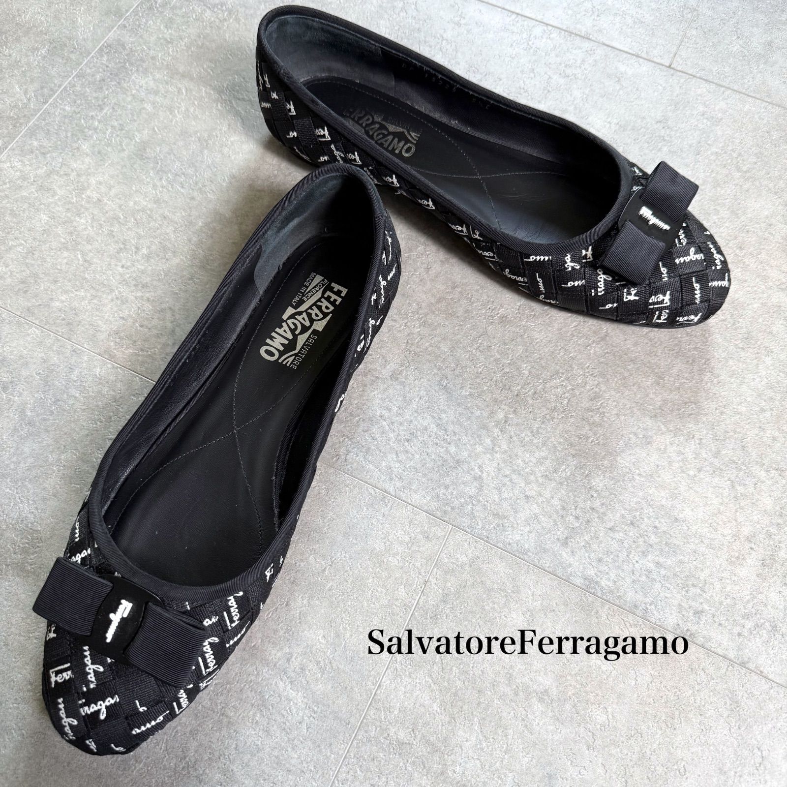 美品 SalvatoreFerragamo サルヴァトーレフェラガモ ヴァラリボン フラットシューズパンプス 総柄 編み込み ブラック 9 1/2 C レディースシューズ 26cm 大きいサイズ