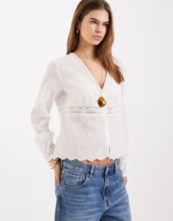 オンリー レディース トップス Tシャツ Vネック フラワー柄 クロップド ブラウス フラワー ONLY Vneck cropped blouse with floral embroidery Cloudancer ホワイト