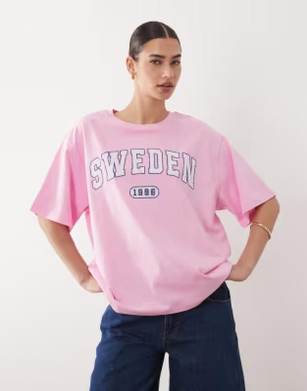 エイソス レディース トップス Tシャツ グラフィック ASOS DESIGN oversized Tshirt with Sweden varsity graphic in light PINK ピンク
