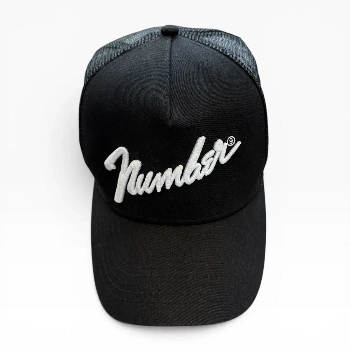 NUMBER(N)INE (ナンバーナイン) x NEW ERA (ニューエラ) 刺繍トラッカーメッシュキャップ Number (N)ine