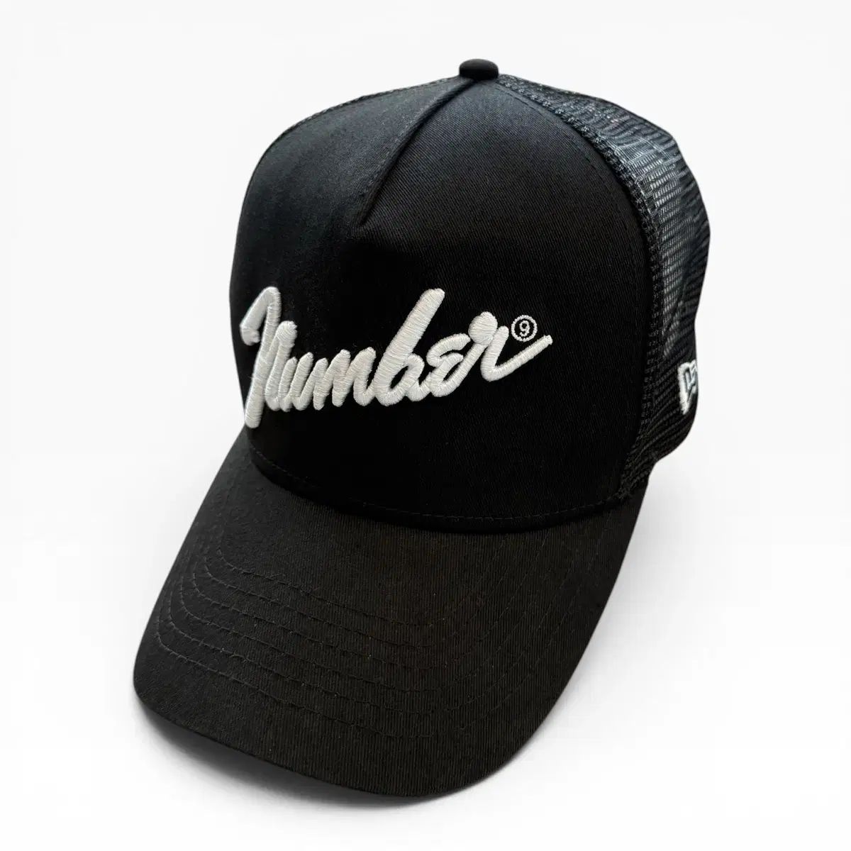 NUMBER(N)INE (ナンバーナイン) x NEW ERA (ニューエラ) 刺繍トラッカーメッシュキャップ Number (N)ine NUMBER(N)INE (ナンバーナイン) x NEW ERA (ニューエラ) 刺繍トラッカーメッシュキャップ Number (N)ine