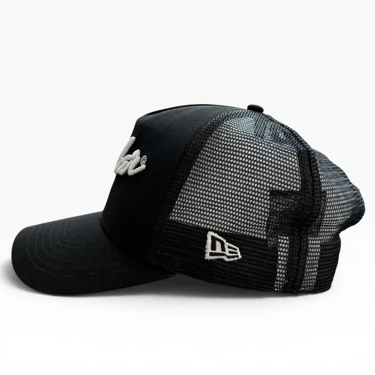 NUMBER(N)INE (ナンバーナイン) x NEW ERA (ニューエラ) 刺繍トラッカーメッシュキャップ Number (N)ine NUMBER(N)INE (ナンバーナイン) x NEW ERA (ニューエラ) 刺繍トラッカーメッシュキャップ Number (N)ine