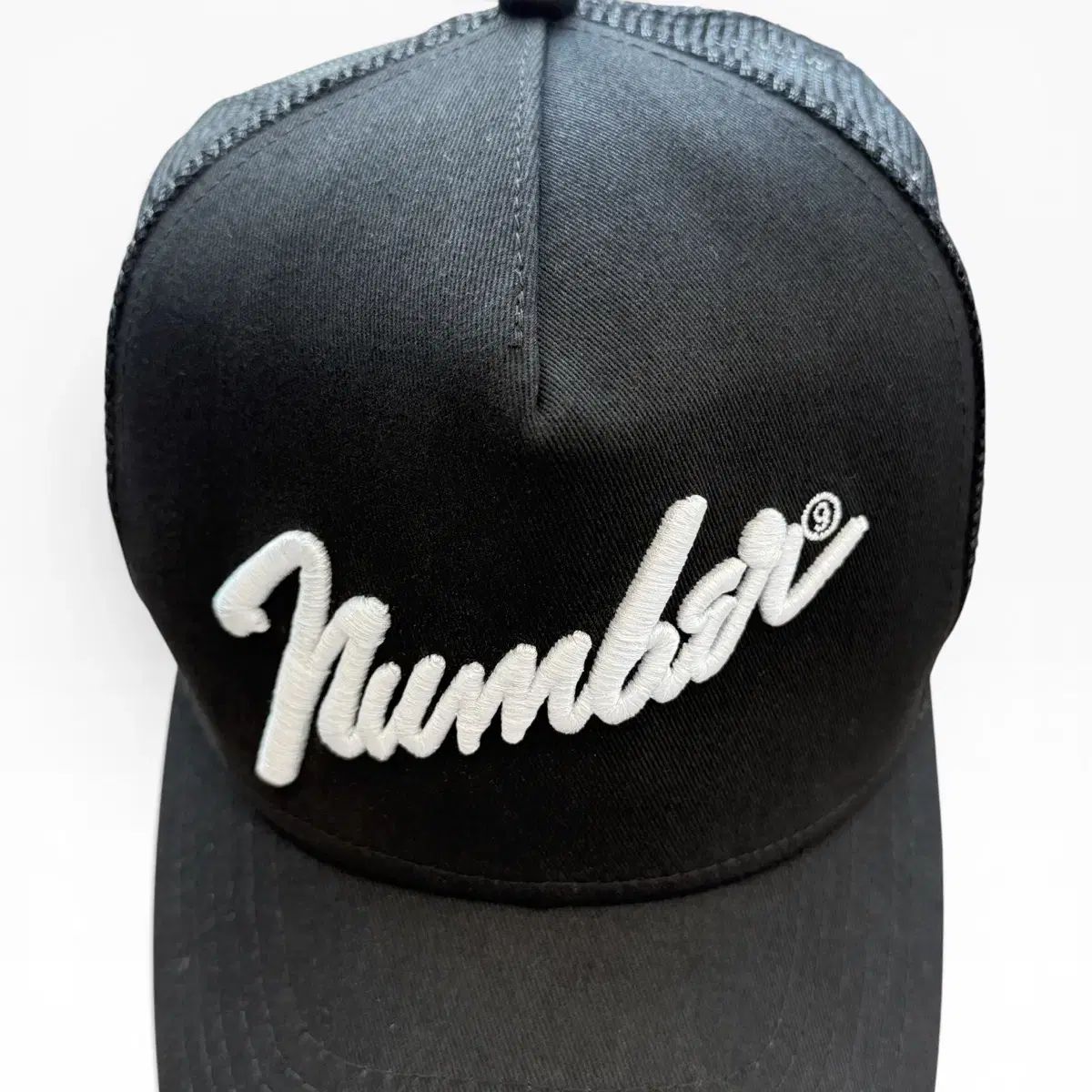 NUMBER(N)INE (ナンバーナイン) x NEW ERA (ニューエラ) 刺繍トラッカーメッシュキャップ Number (N)ine NUMBER(N)INE (ナンバーナイン) x NEW ERA (ニューエラ) 刺繍トラッカーメッシュキャップ Number (N)ine