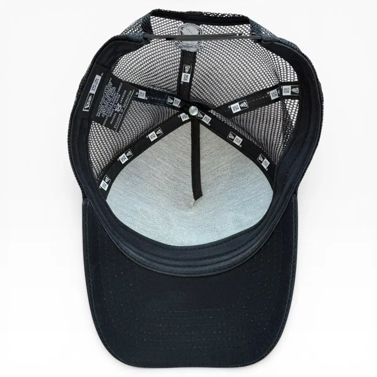 NUMBER(N)INE (ナンバーナイン) x NEW ERA (ニューエラ) 刺繍トラッカーメッシュキャップ Number (N)ine NUMBER(N)INE (ナンバーナイン) x NEW ERA (ニューエラ) 刺繍トラッカーメッシュキャップ Number (N)ine