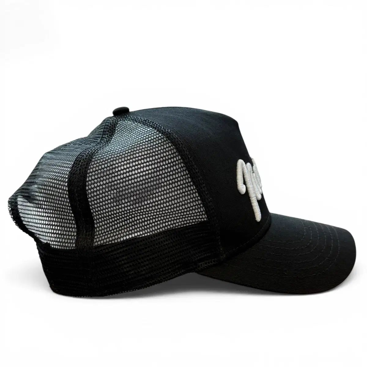 NUMBER(N)INE (ナンバーナイン) x NEW ERA (ニューエラ) 刺繍トラッカーメッシュキャップ Number (N)ine NUMBER(N)INE (ナンバーナイン) x NEW ERA (ニューエラ) 刺繍トラッカーメッシュキャップ Number (N)ine