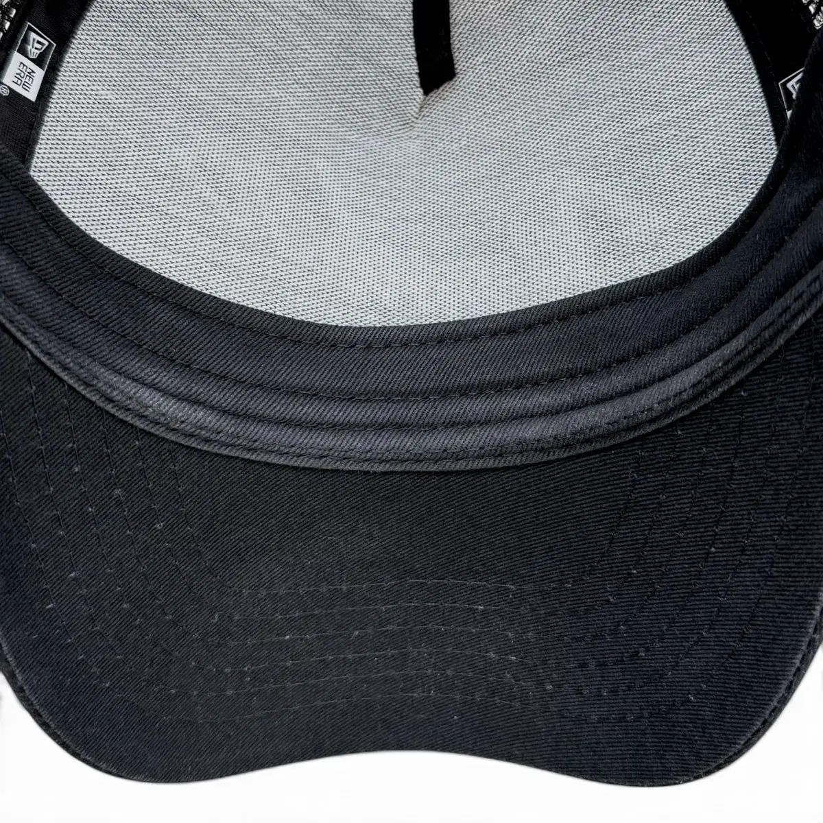 NUMBER(N)INE (ナンバーナイン) x NEW ERA (ニューエラ) 刺繍トラッカーメッシュキャップ Number (N)ine NUMBER(N)INE (ナンバーナイン) x NEW ERA (ニューエラ) 刺繍トラッカーメッシュキャップ Number (N)ine