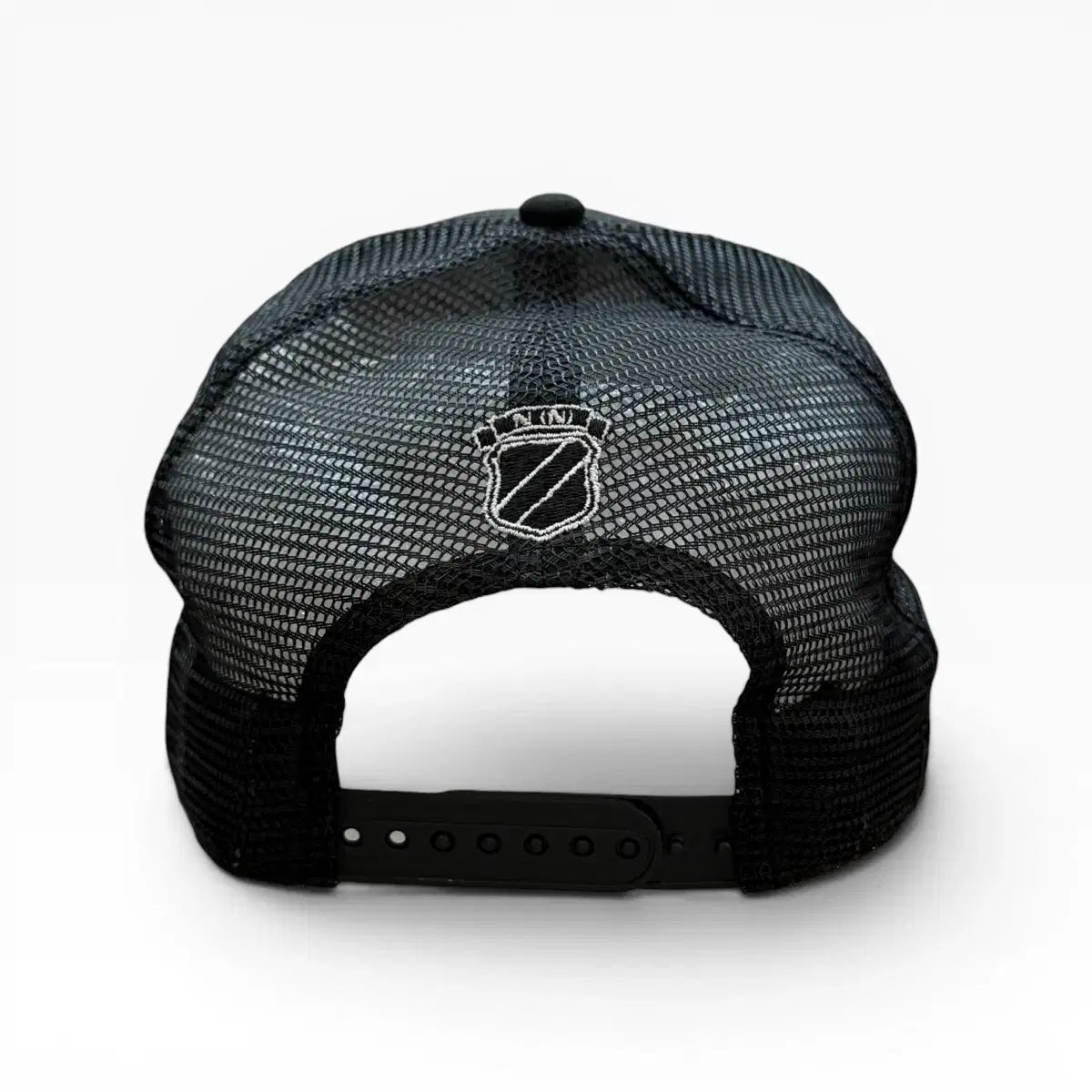 NUMBER(N)INE (ナンバーナイン) x NEW ERA (ニューエラ) 刺繍トラッカーメッシュキャップ Number (N)ine NUMBER(N)INE (ナンバーナイン) x NEW ERA (ニューエラ) 刺繍トラッカーメッシュキャップ Number (N)ine