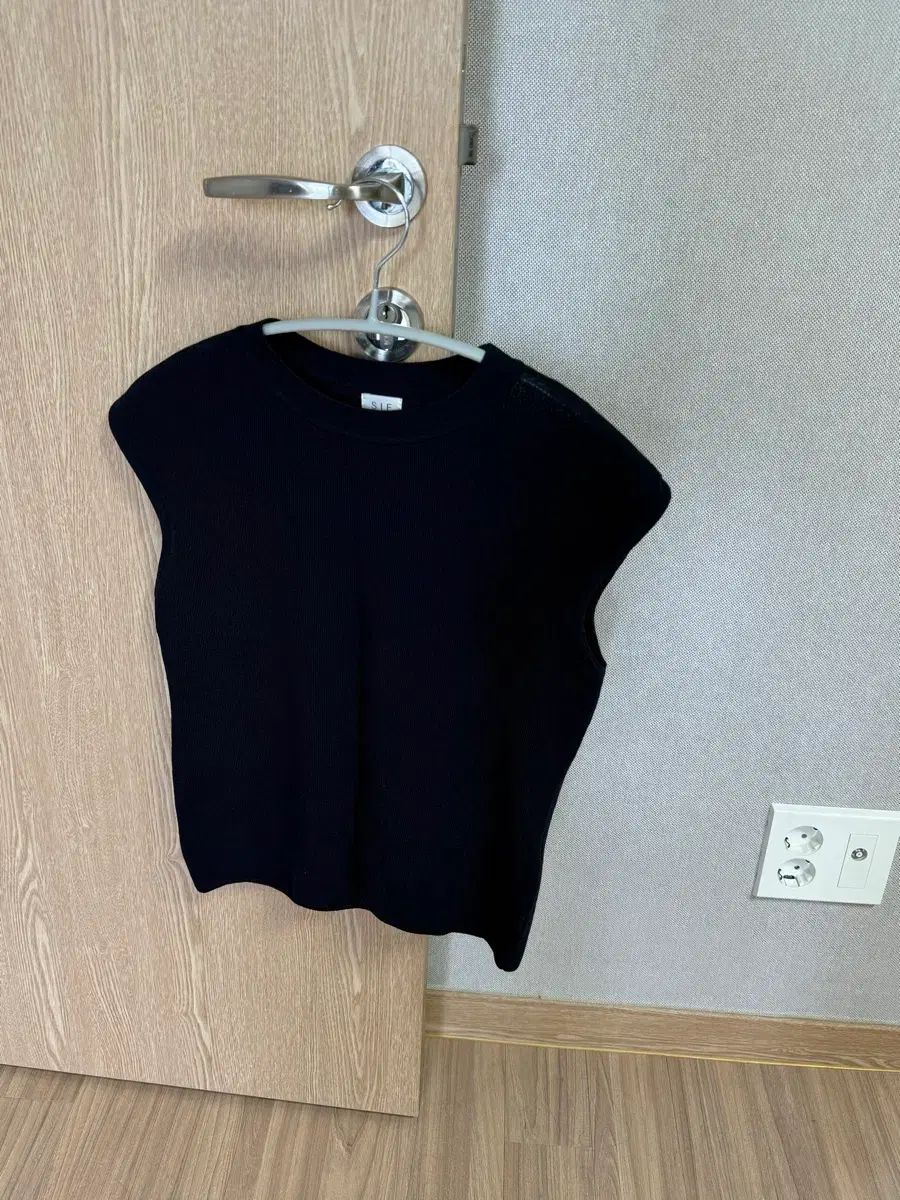 シエ SIE アーバン スリーブレス ニット ネイビー 出品