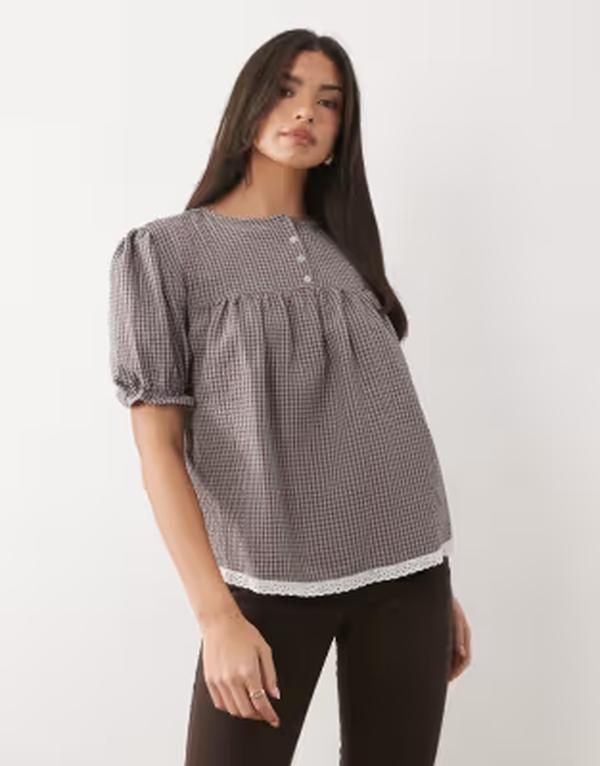 エイソス レディース トップス シャツ レーストリム ギンガムチェック ブラウス レース ギンガム ASOS DESIGN lace trim babydoll puff sleeve blouse and brown gingham blue brown c