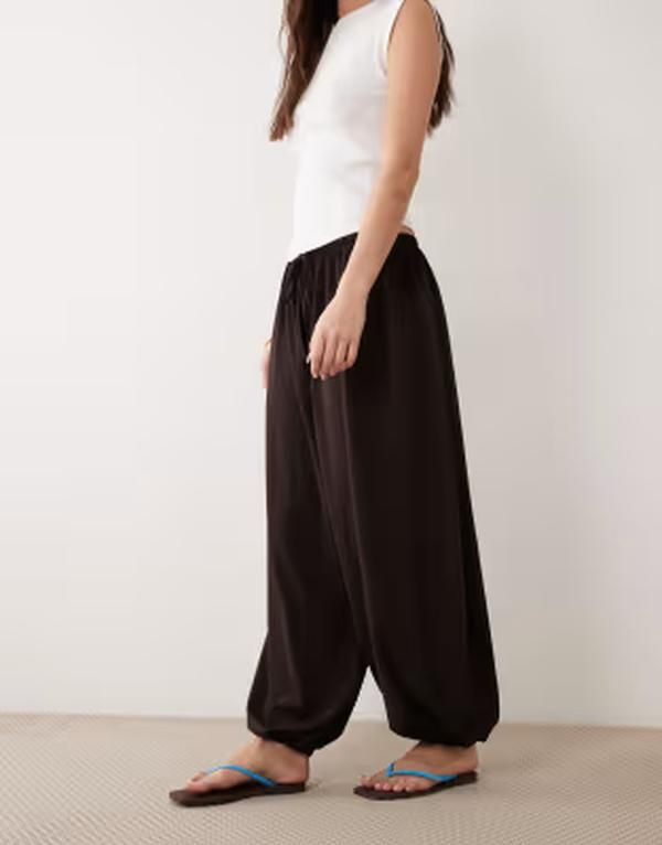 エイソス レディース ボトムス カジュアルパンツ ジャージー ASOS DESIGN clean jersey twill tie waist balloon pants in chocolate チョコレート