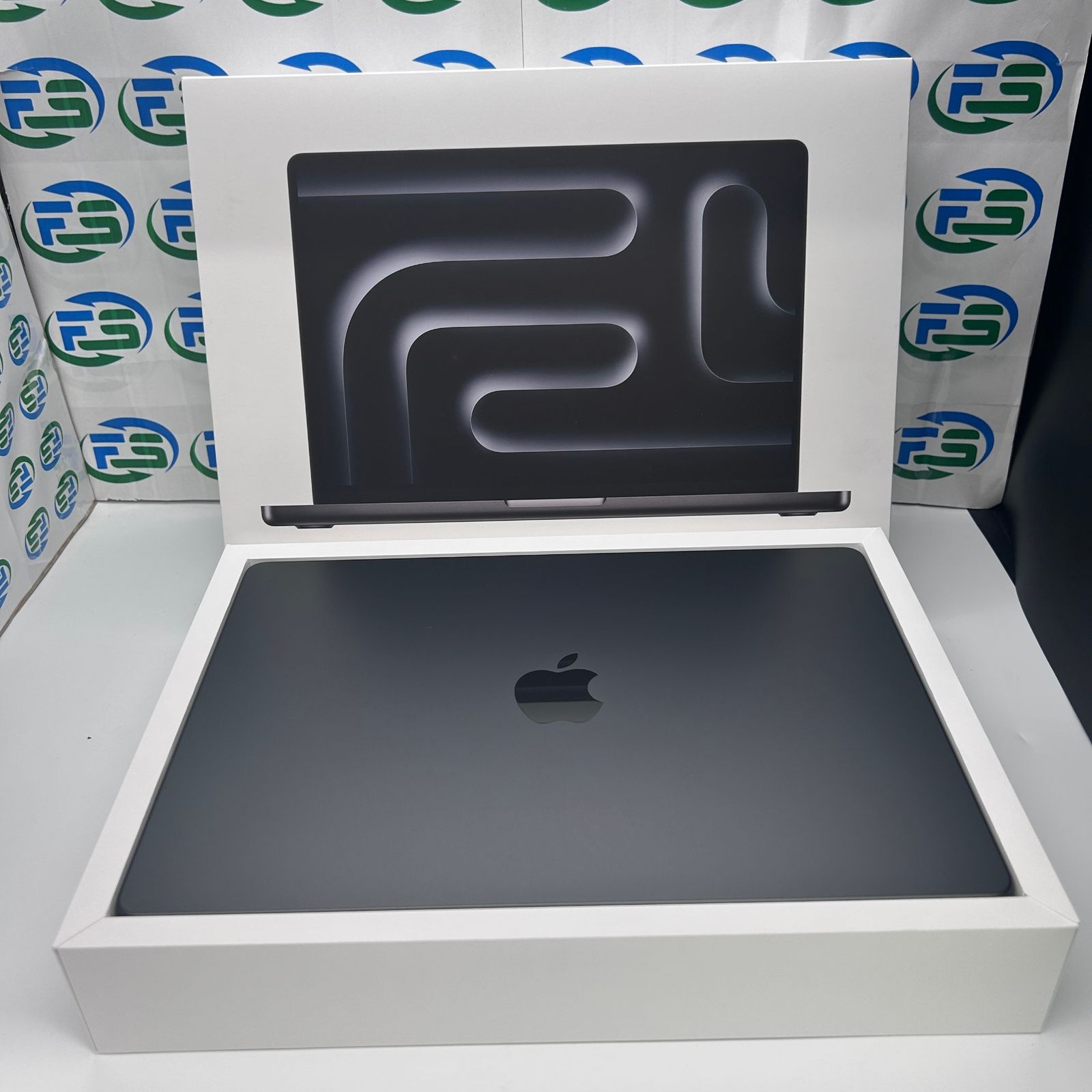 美品 Apple MacBook Pro 14インチ M5 16GB/512GB MDE04J/A スペースブラック　バッテリー容量100% ほぼ新品