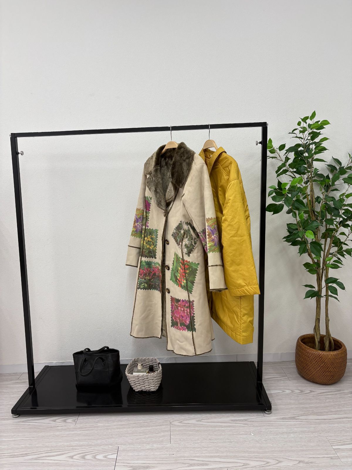 【中古品】ディスプレイラック ハンガーラック 黒 金属製 店舗什器 服屋 アパレル ラック D