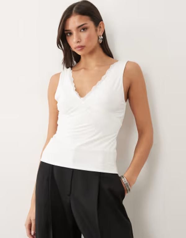 ファッションキラ レディース トップス シャツ Vネック レーストリム レース Fashionkilla exclusive double sculpted slinky lace trim v neck tank top WHITE ホワイト