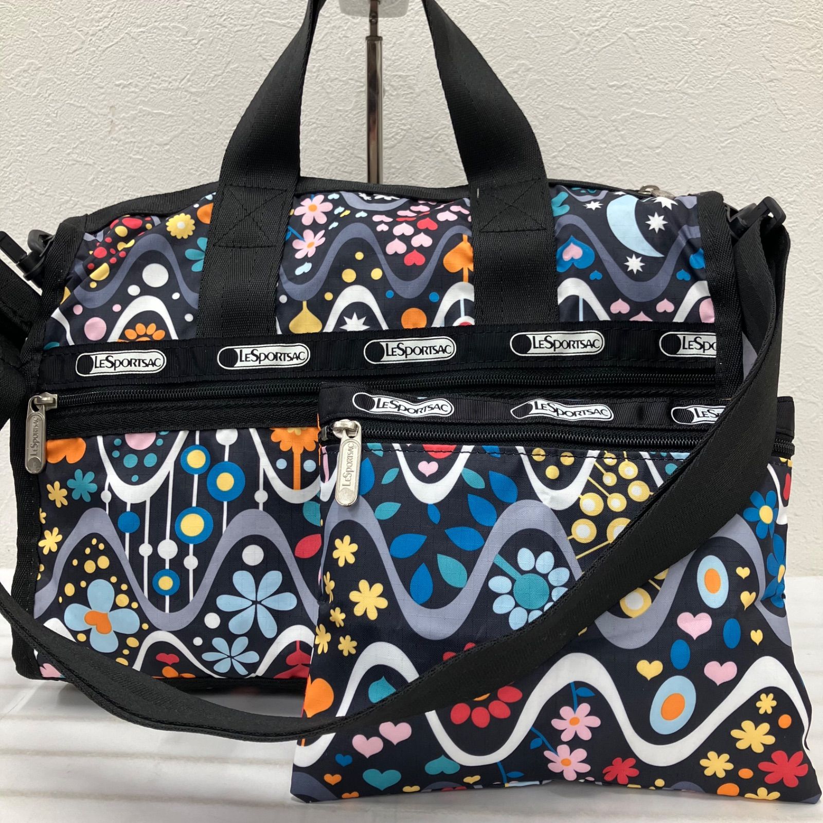 3806　LeSportsac　レスポートサック　ボストンバッグ　 2way　旅行　花　ハート　総柄　ブラック系　黒　 マルチカラー　ナイロン　軽量　ポーチ付き　 レディース