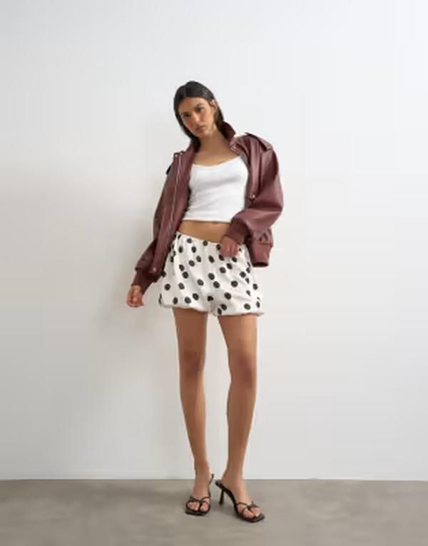 トップショッ�
2000
� レディース ボトムス ハーフパンツ・ショーツ ドット ショートパンツ サテン Topshop satin bubble shorts and white polka dots Polka dot ドット