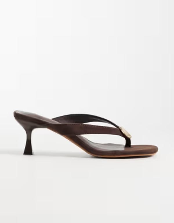 スリードベア レディース シューズ サンダル スエード ヒール Threadbare faux suede toe thong kitten heels with gold hardware in chocolate BROWN ブラウン