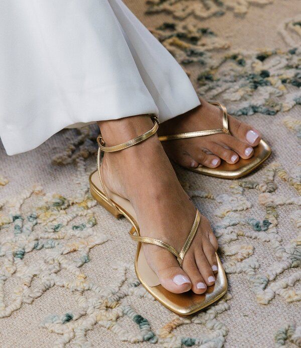 アントニオ メラーニ レディース シューズ サンダル アンクル レザー Antonio Melani x Stephanie Covington Mary Leather Ankle Strap Thong Flat Sandals Gold ゴールド