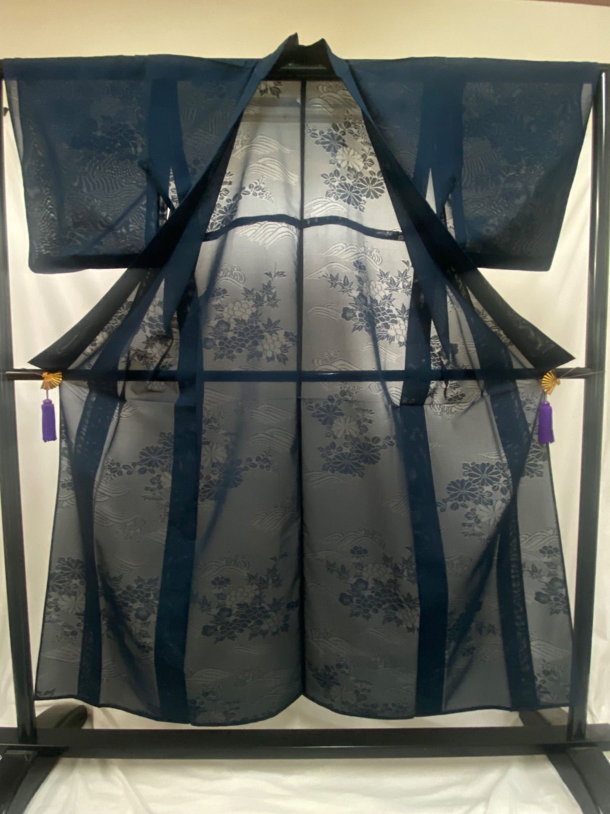 着物】夏用着物 色無地 紗絽 ポリエステル 紋付 一つ紋 紺色 花文様 菊