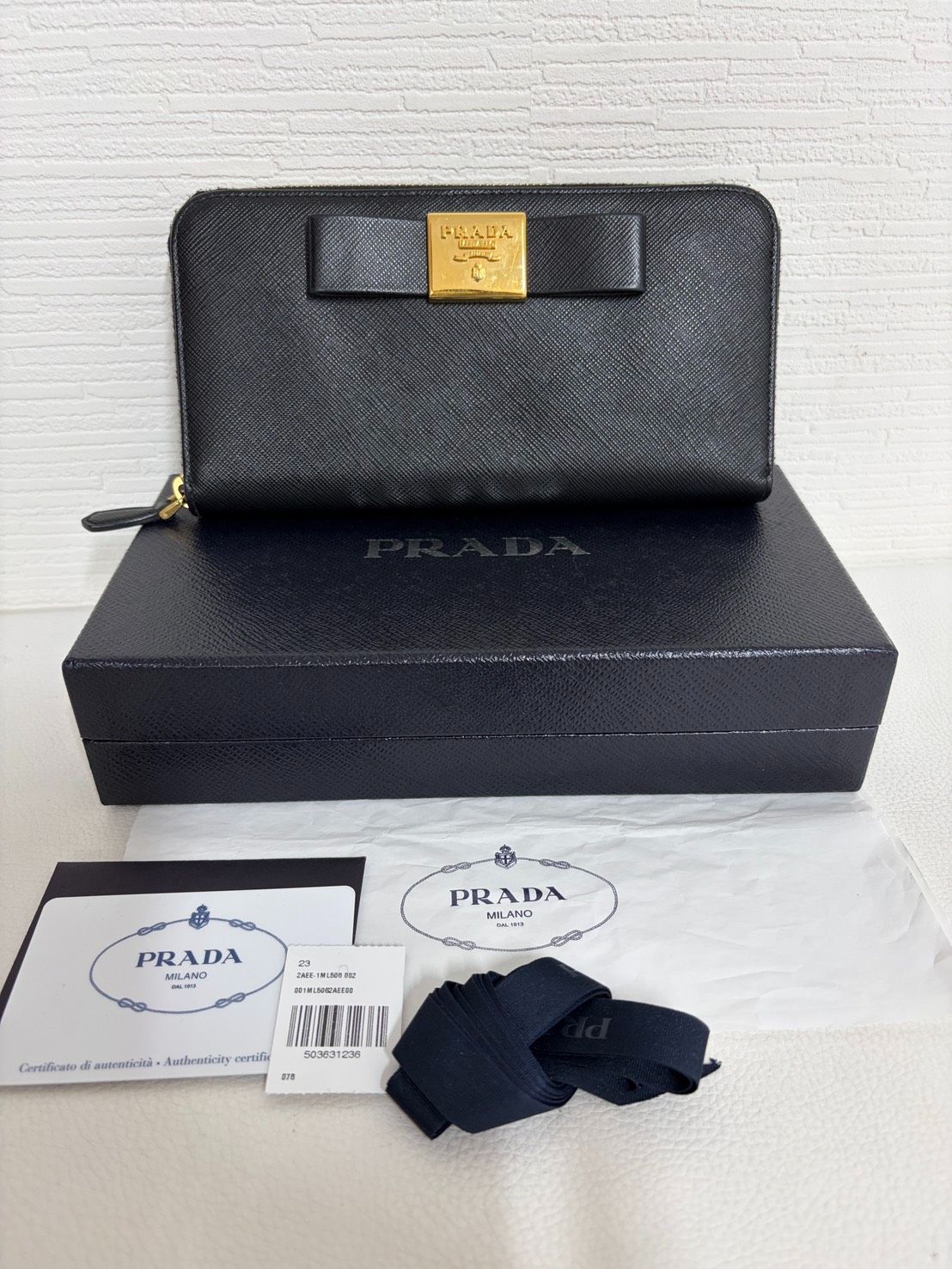 中古美品正規品　プラダ PRADA リボン ラウンドファスナー サフィアーノ　ブラック レディース