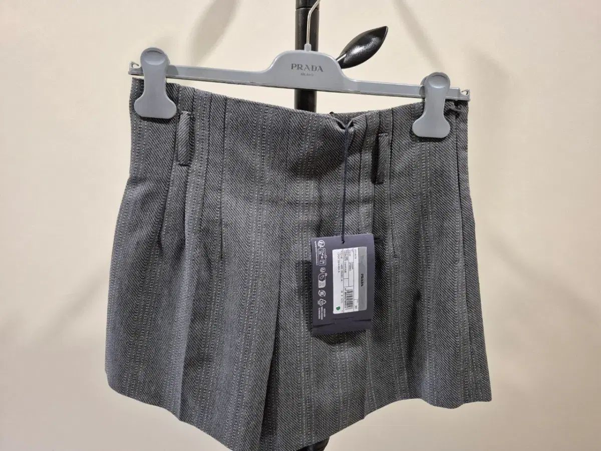 PRADA プラダ 正規品 ショートパンツ P214I 新品 38サイズ 出品