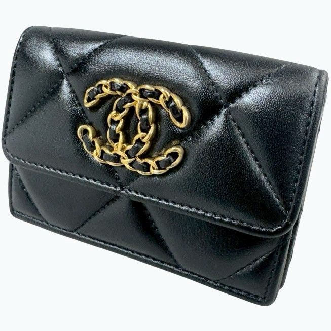 s✰store様 【美品】シャネル ディズヌフ19 三つ折り財布 シリアル・箱付 近年モデル・美品】CHANEL シャネル19 ディズヌフ コンパクト 三つ折り