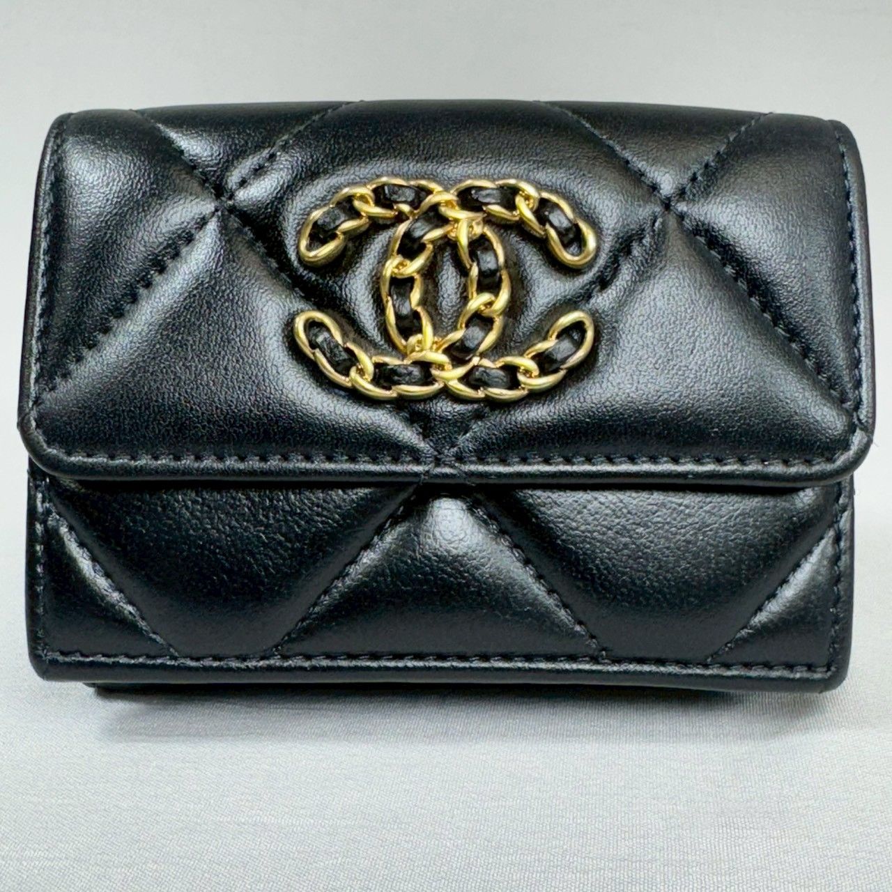【極美品】CHANEL シャネル 19 ディズヌフ 三つ折り財布 近年モデル・美品】CHANEL シャネル19 ディズヌフ コンパクト 三つ折り