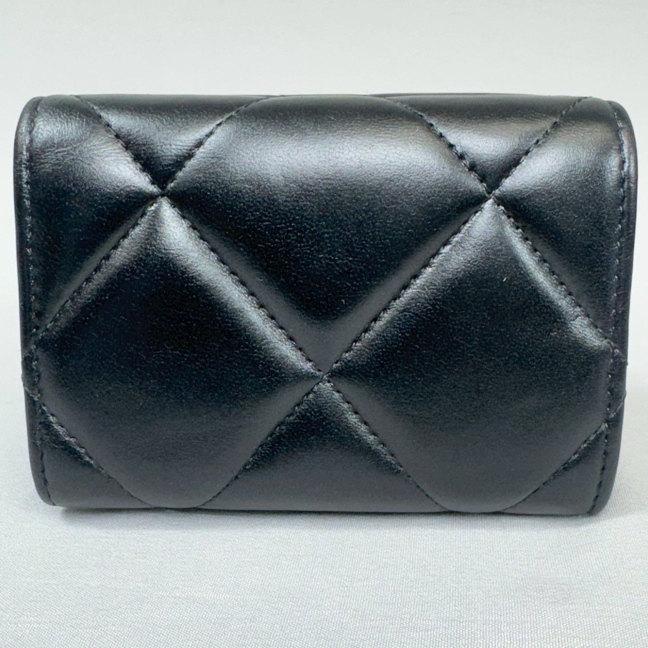 近年モデル・美品】CHANEL シャネル19 ディズヌフ コンパクト 三つ折り