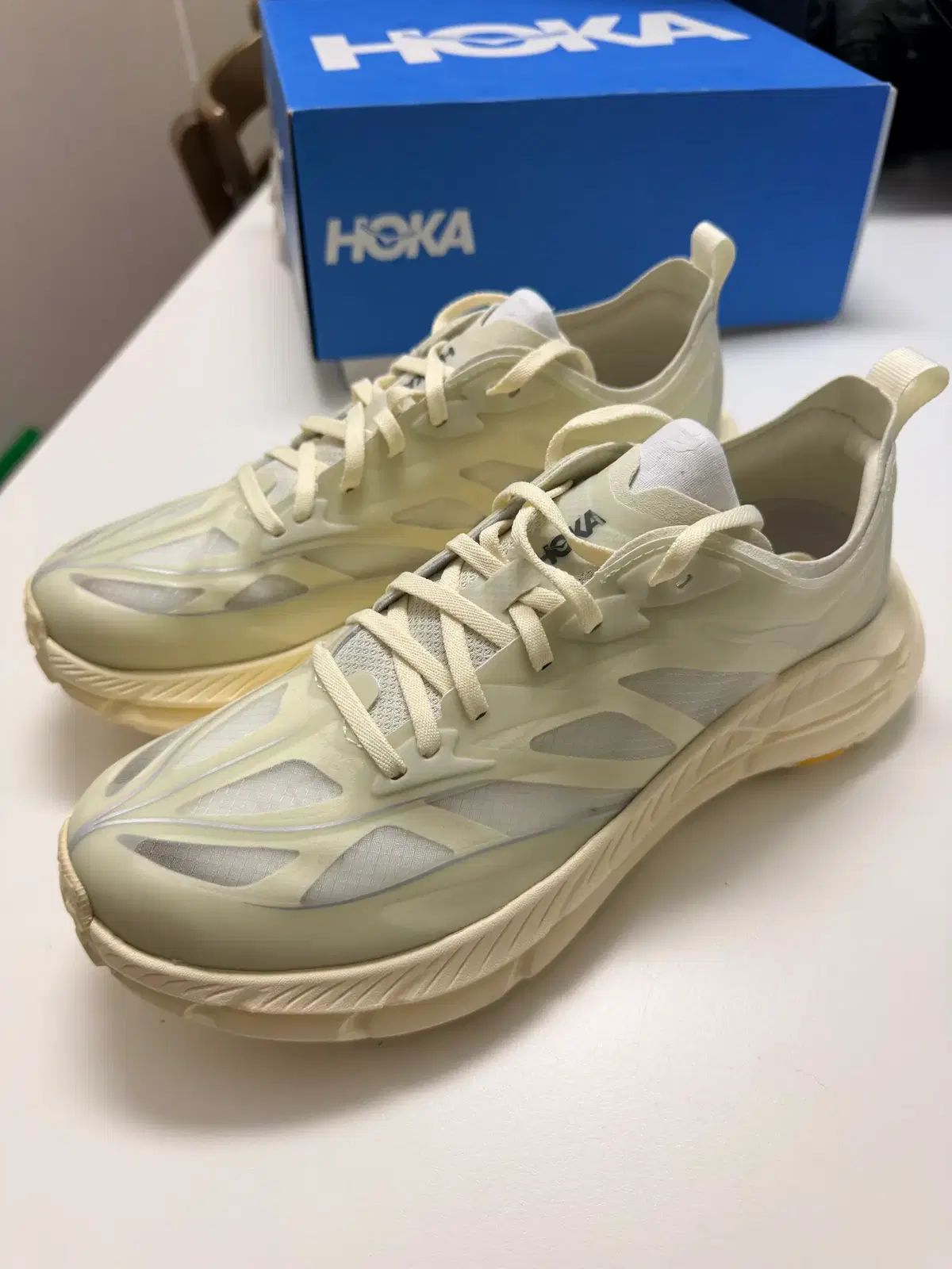 HOKA ONE ONE ホカオネオネ マファティ スピード 4 ライト トリュフ ソルト ヴィンテージ イェロー