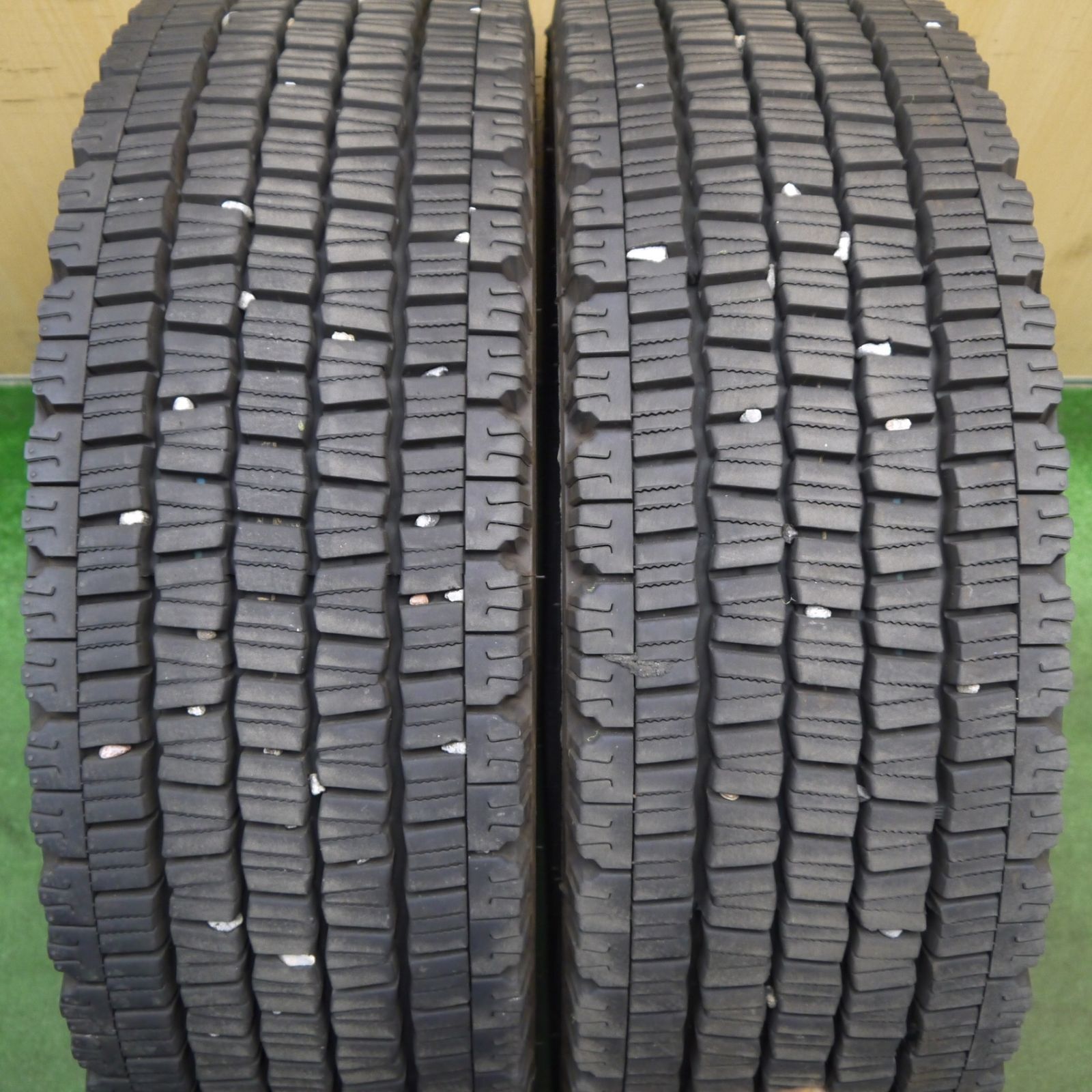 バリ溝！25年！9.5分！2本★トラック タイヤ 245/70R19.5 136/134J スタッドレス ダンロップ デクテス SP001 DECTES 19.5インチ★6051607KKスタ