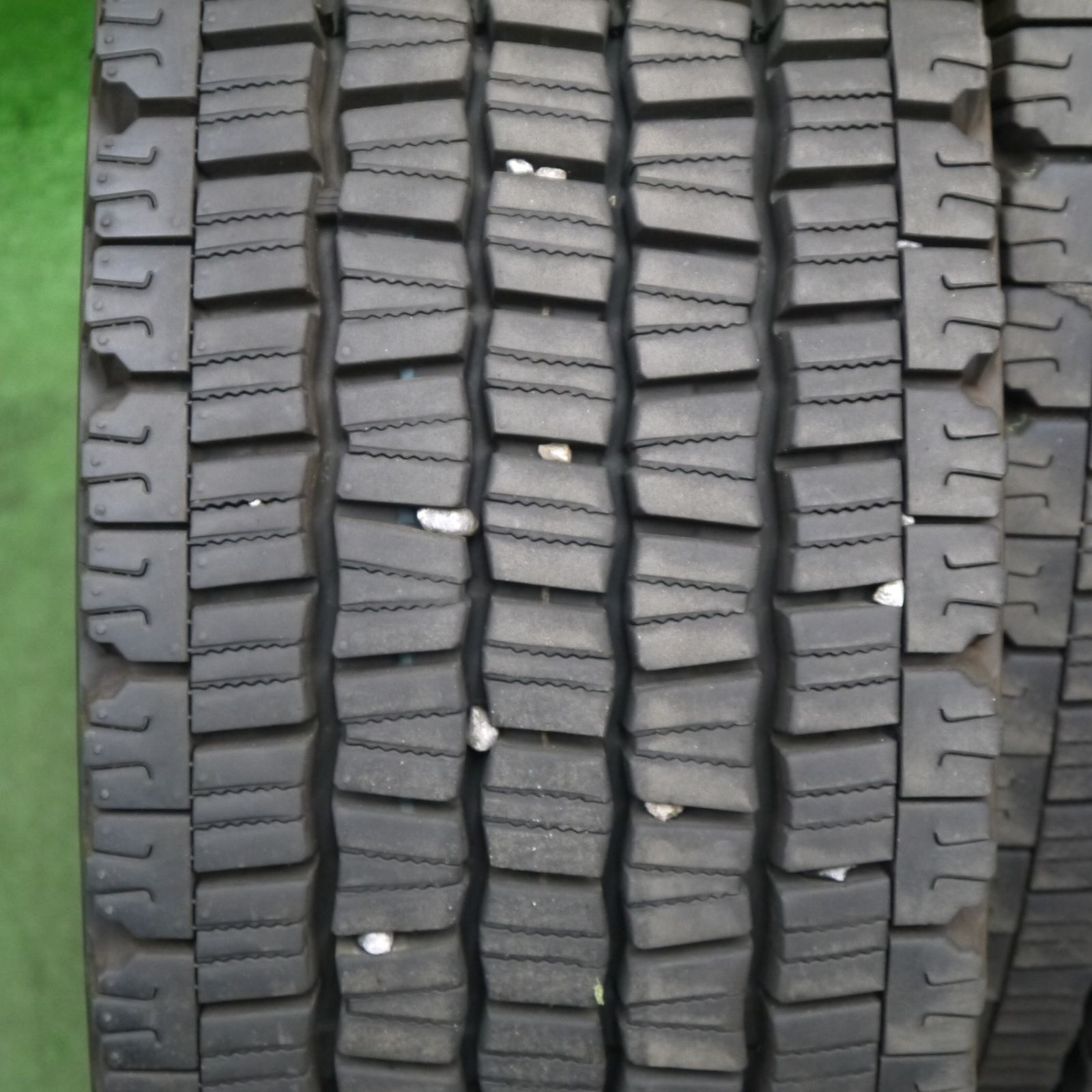 バリ溝！25年！9.5分！2本★トラック タイヤ 245/70R19.5 136/134J スタッドレス ダンロップ デクテス SP001 DECTES 19.5インチ★6051607KKスタ