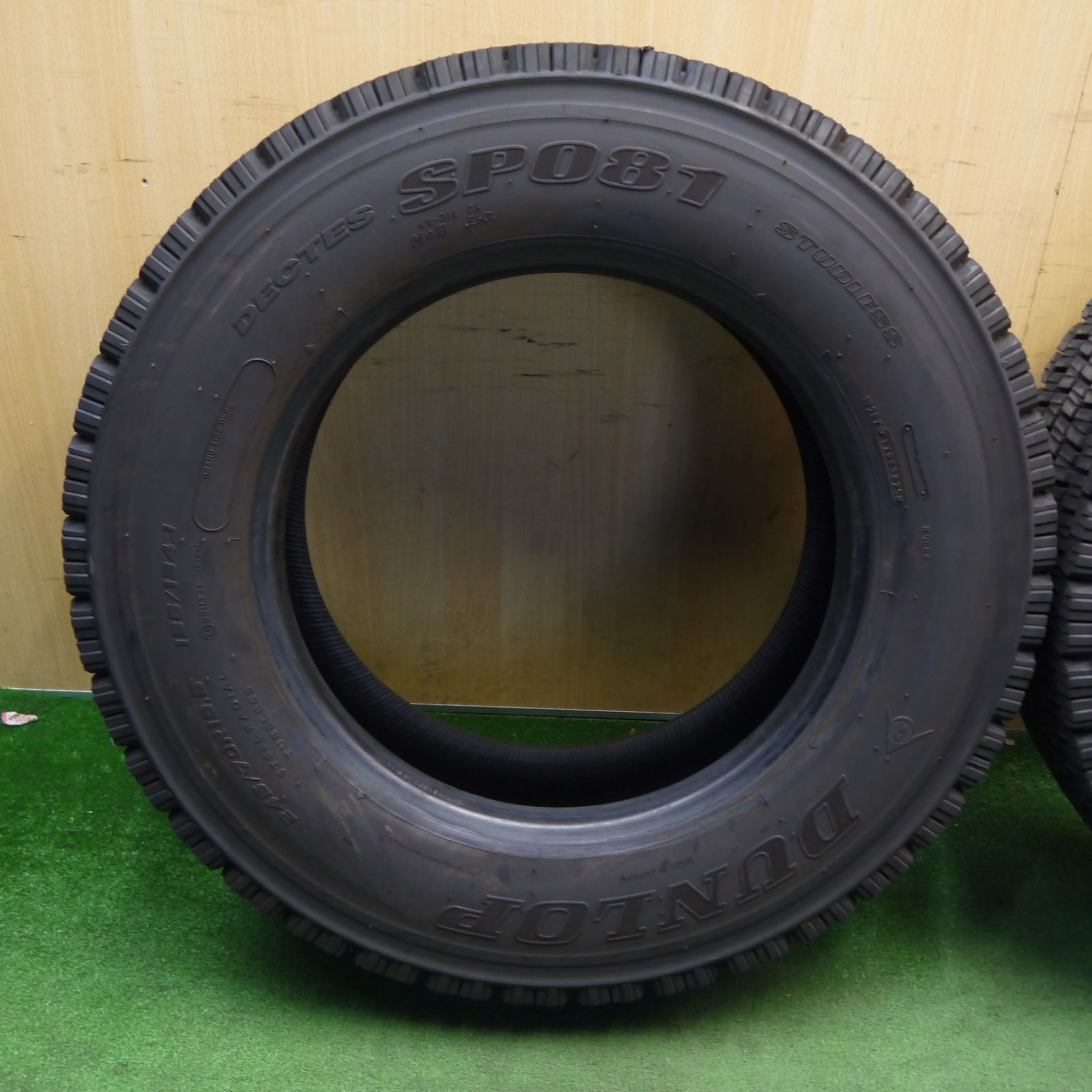 バリ溝！25年！9.5分！2本★トラック タイヤ 245/70R19.5 136/134J スタッドレス ダンロップ デクテス SP001 DECTES 19.5インチ★6051607KKスタ