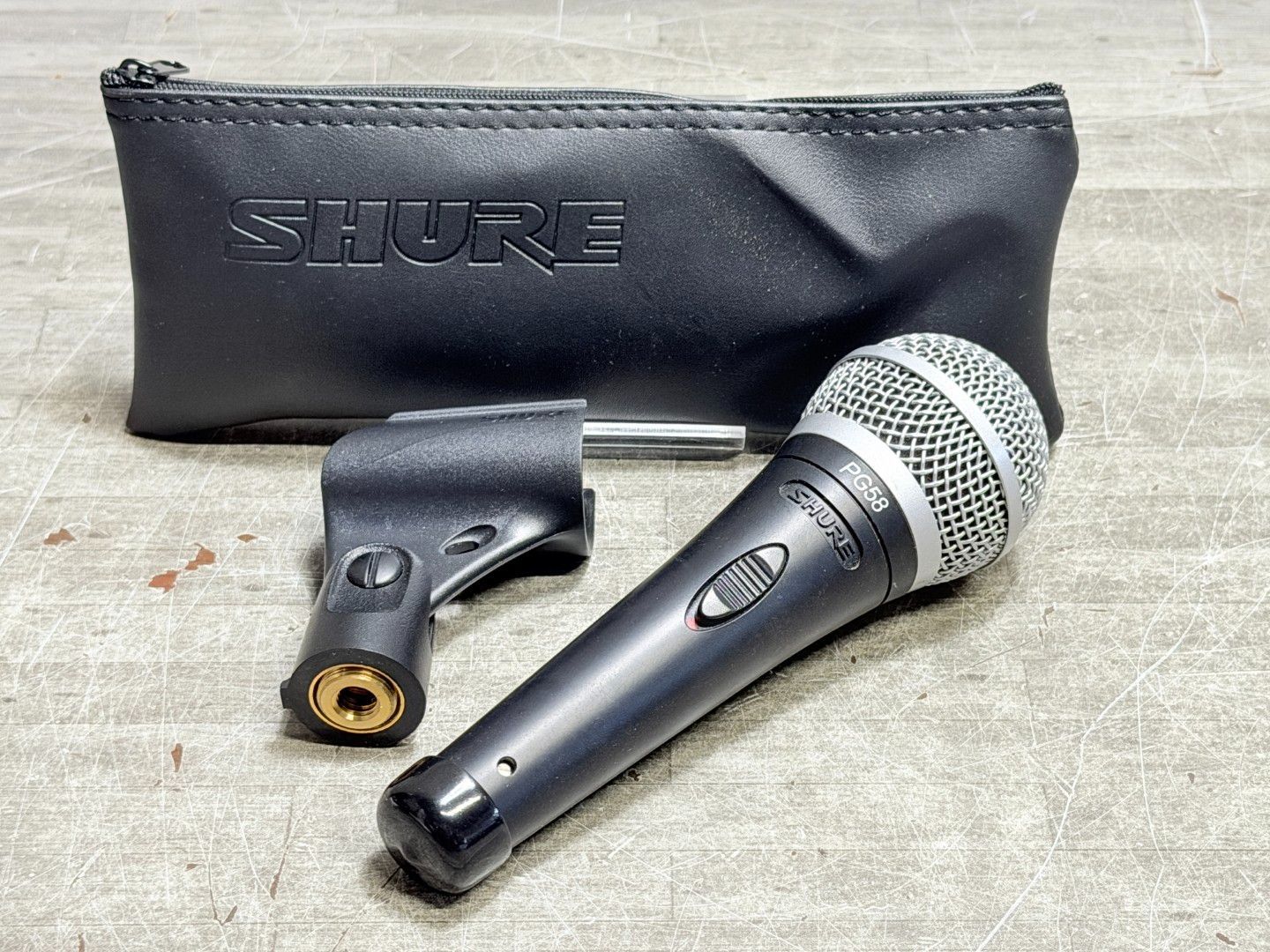 SHUREワイヤレスマイクPG58 マイクホルダー95A1422 未使用品 SHURE PG58 シュア ダイナミックマイク スイッチ付き マイクホルダー