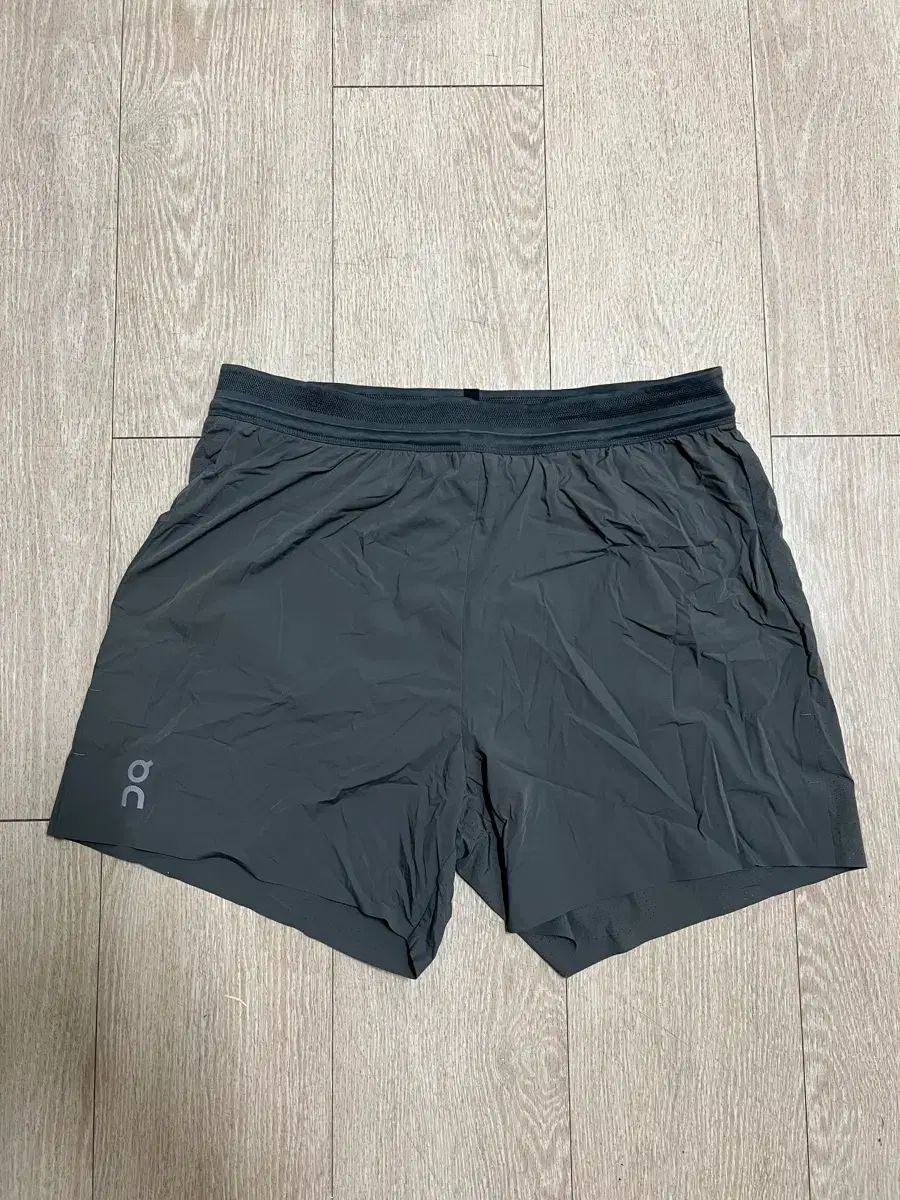 On Running オンランニング ハーフパンツ パフォーマー 5インチ DARK KHAKI L
