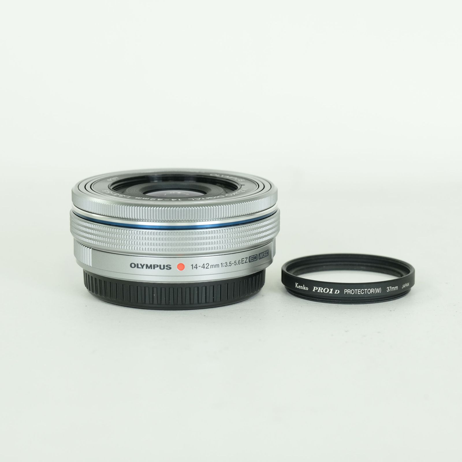 [美品 | フィルター付] OLYMPUS M.ZUIKO DIGITAL ED 14-42mm F3.5-5.6 EZ シルバー | マイクロフォーサーズマウント