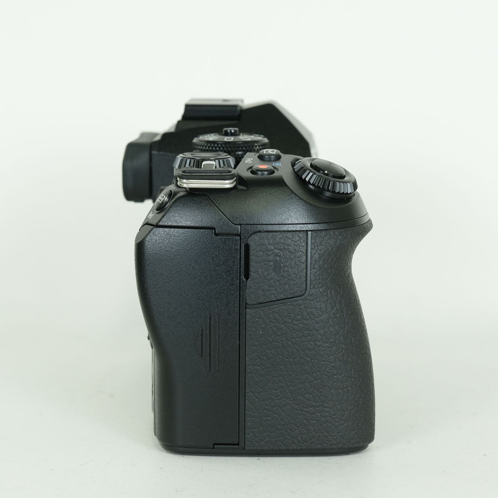 ミラーレス一眼カメラ E-M1 OM-D OLYMPUS バッテリー2つ 美品 E-M1 OM-D OLYMPUS シャッター数1,573回｜バッテリー2個付] | デジタルカメラ