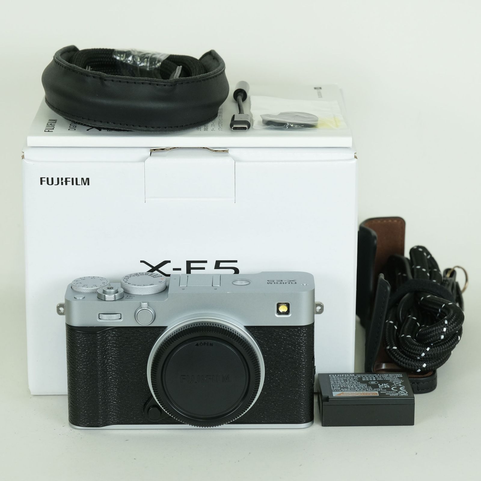 [美品 | シャッター数280回｜カメラケース付] FUJIFILM X-E5 [ボディ シルバー] | FUJIFILM Xマウント