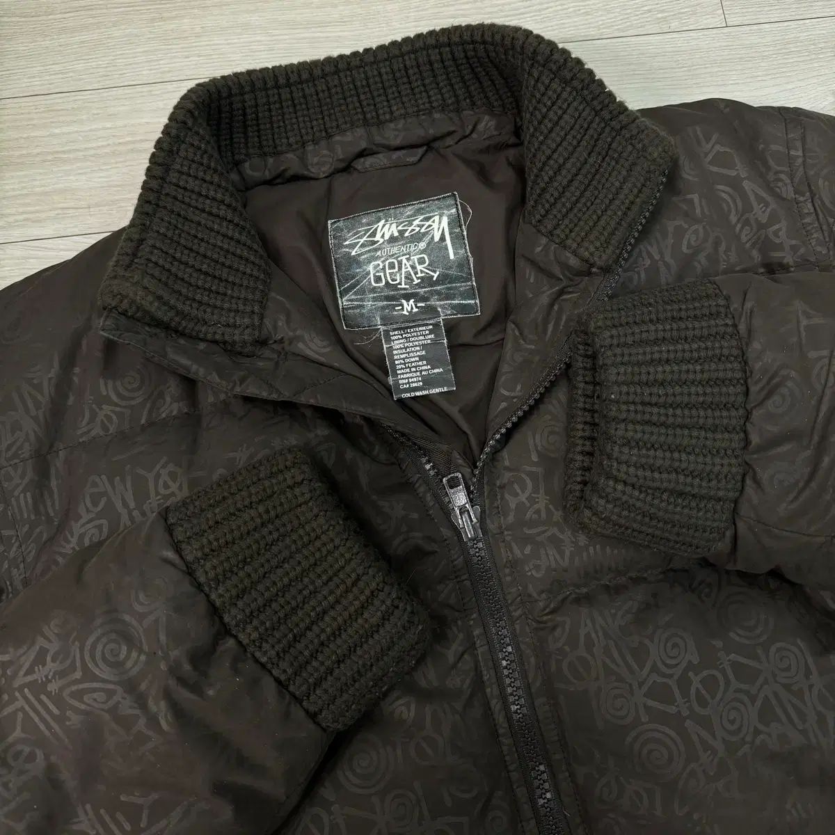 STUSSY グラフィック フール パータン ダウン パデッド ジャケット