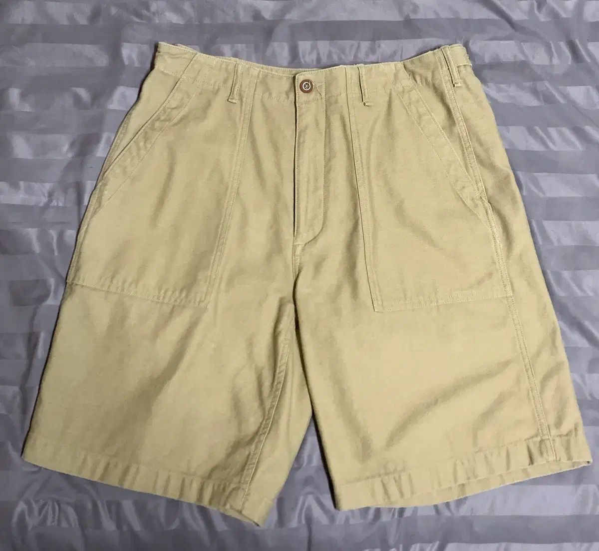 カーキショートパンツ