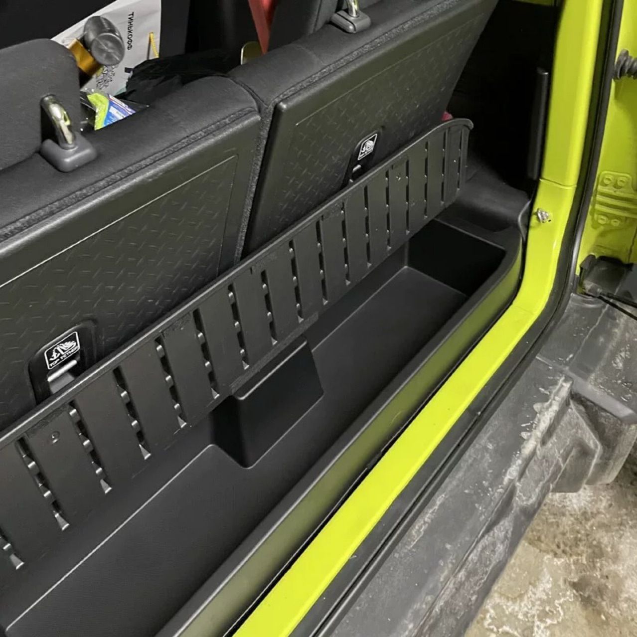 送料無料 スズキ ジムニー Jimny JB74 2019-2023年式対応 ラゲッジ収納ボックス トランク収納ケース 後部荷室整理 2ドア車専用 小物入れ 車内収納 荷物整理 省スペース アウトドア キャンプ 普段使い便利 内装アクセサリー 適合確認おすすめ