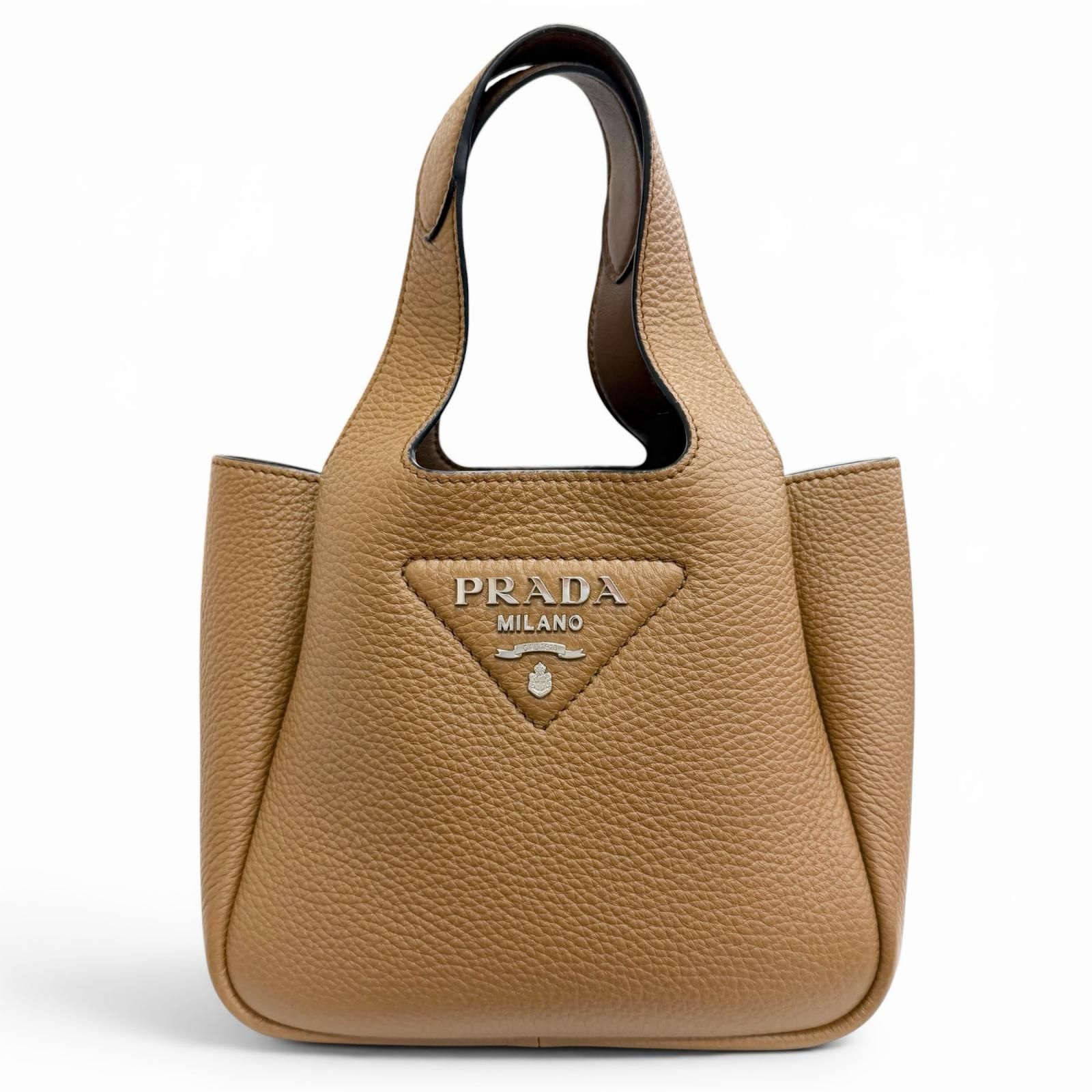 極美品△PRADA プラダ 1BA349 ミニハンドバッグ レザー メタルレタリングロゴ キャラメル ブラウン イタリア製 レディース 大人気 オススメ◎ 定価445,500円