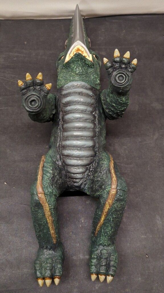 ロケットプロ メガフィギュアシリーズ 大悪獣ギロン - メルカリ