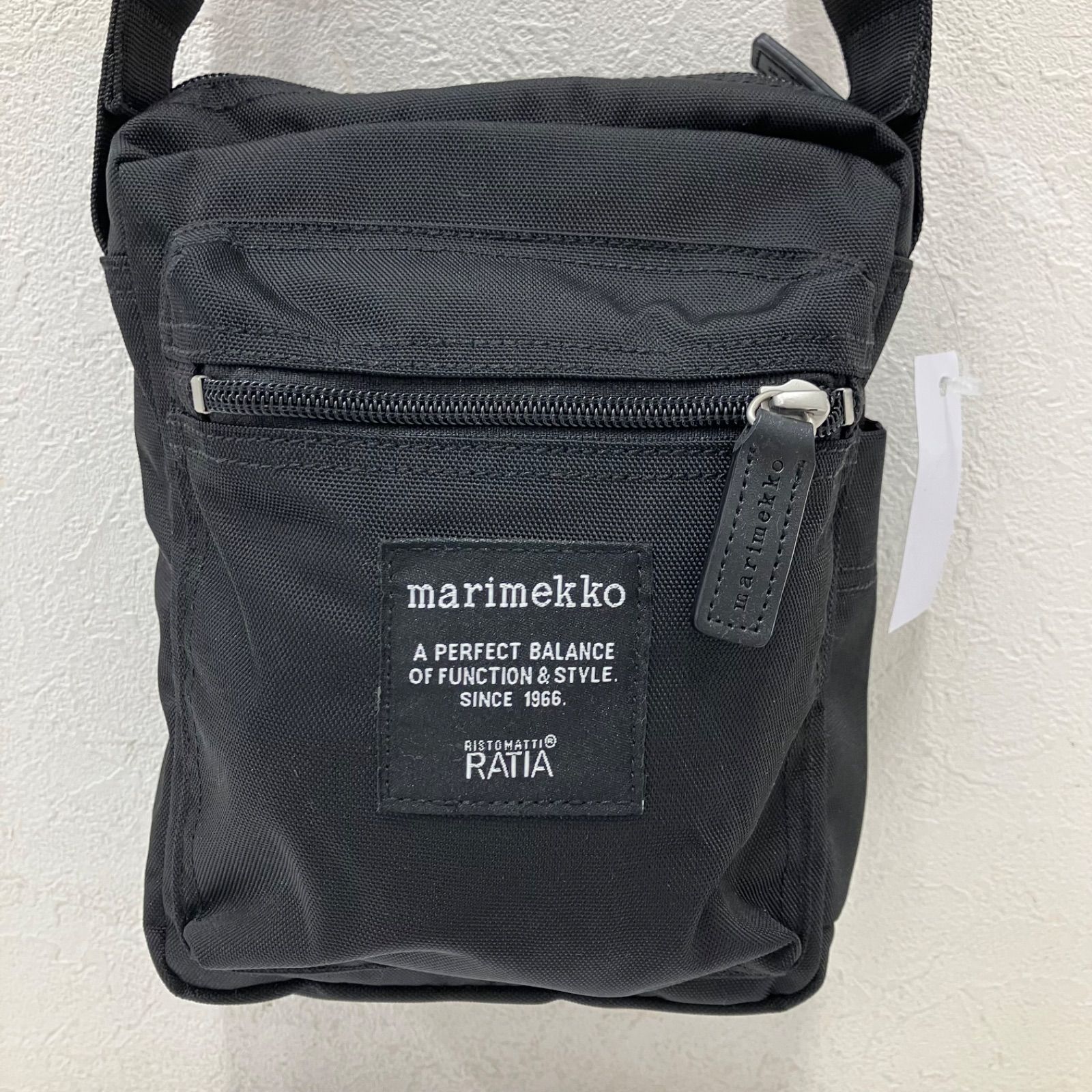 3787　marimekko　マリメッコ　ショルダーバッグ　 斜めがけ　CASH&CARRY　キャッシュアンドキャリー　 RATIA　ローディー　ブラック系　黒　ナイロン　 軽量　レディース
